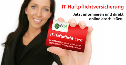 IT-Expertin mit der IT-Haftpflicht-Card in der Hand